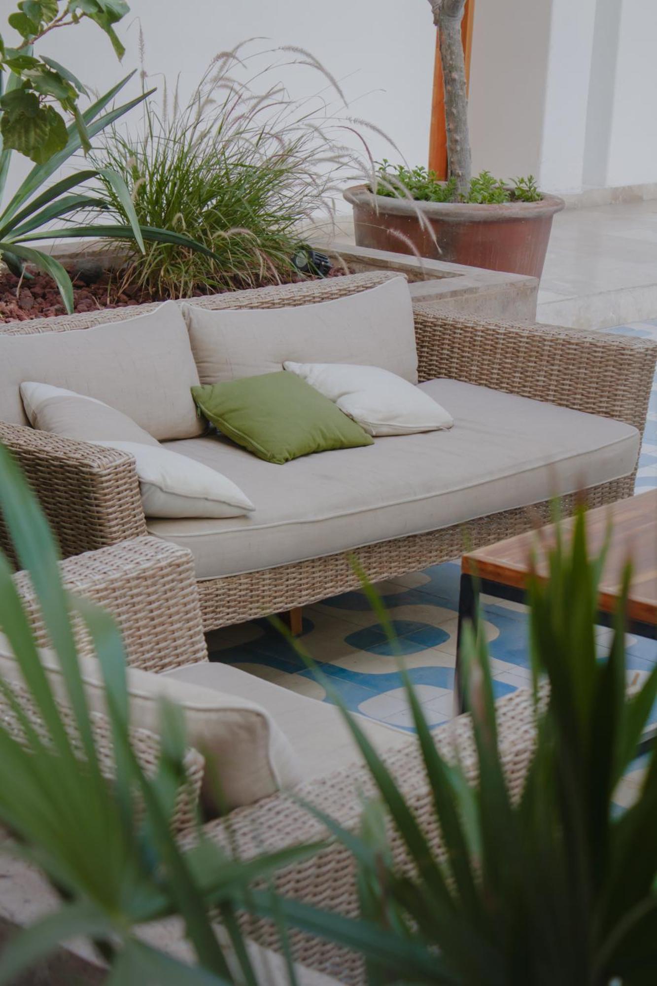 Hotel Catedral La Paz Exteriör bild A rattan sofa
