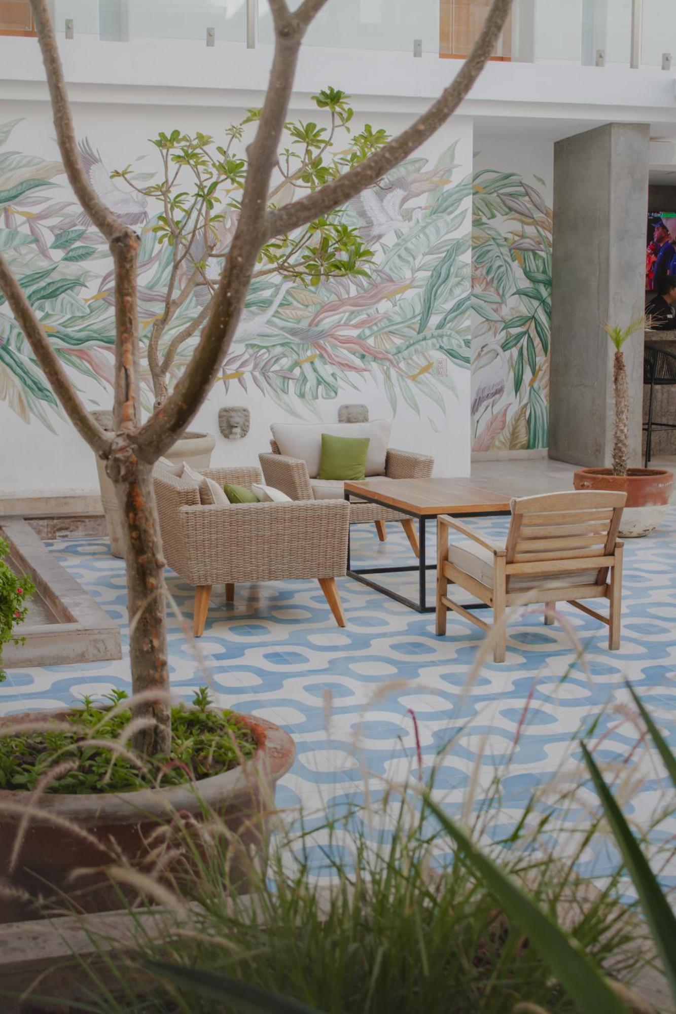 Hotel Catedral La Paz Exteriör bild A patio in a home