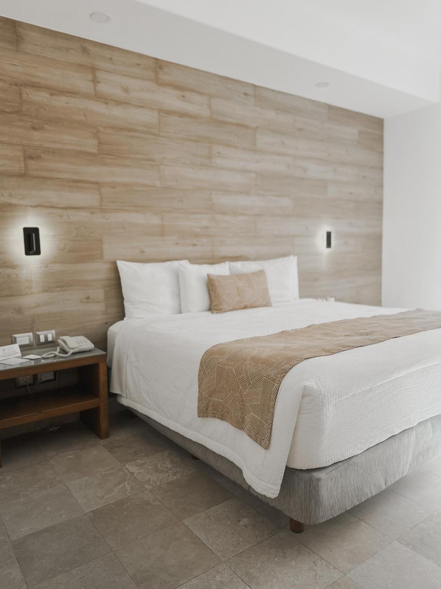 Hotel Catedral La Paz Exteriör bild A bed with a bed runner