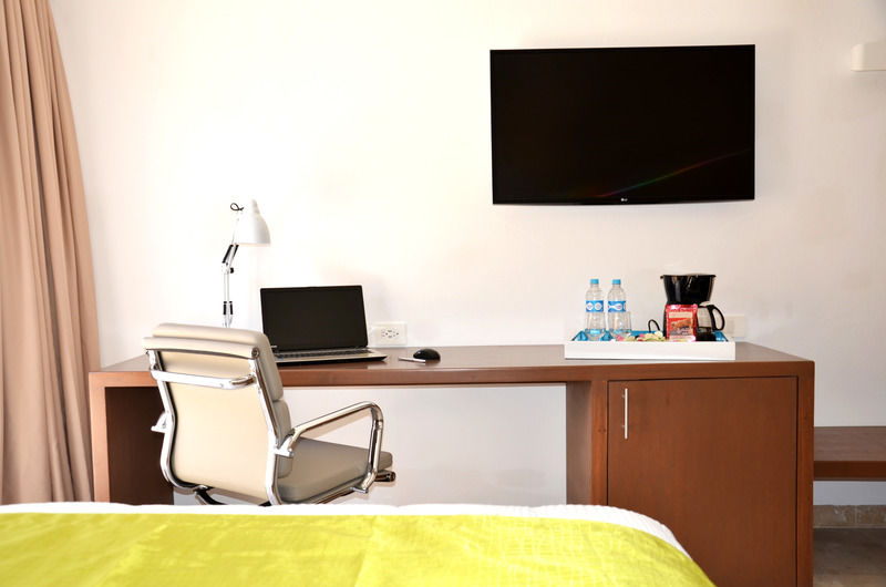 Hotel Catedral La Paz Exteriör bild A hotel room with a coffee maker